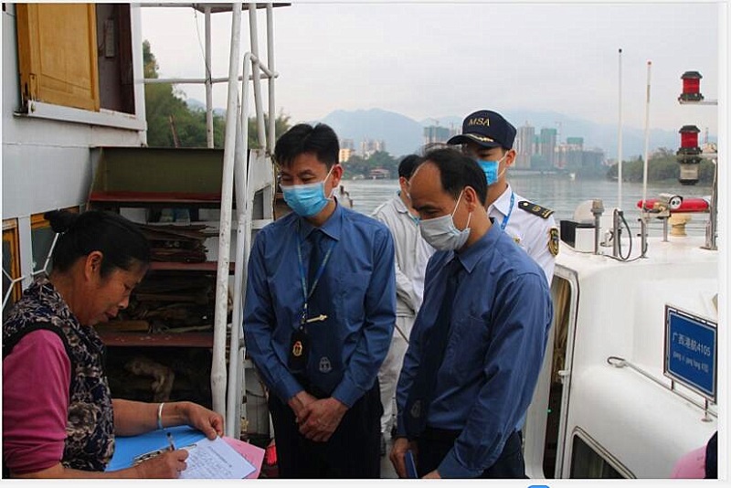 向船主宣传防汛抗洪知识_副本.jpg 向船主宣传防汛抗洪知识_副本.jpg