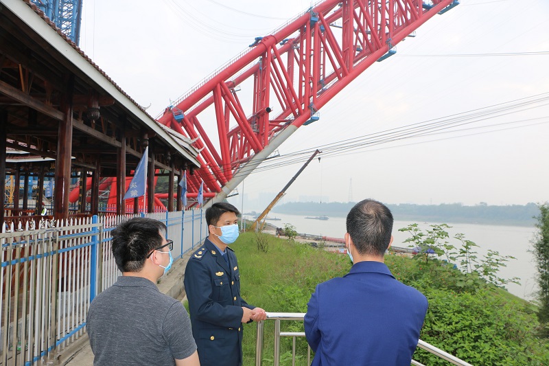 4月16日，执法人员开展平南三桥现场检查。.JPG
