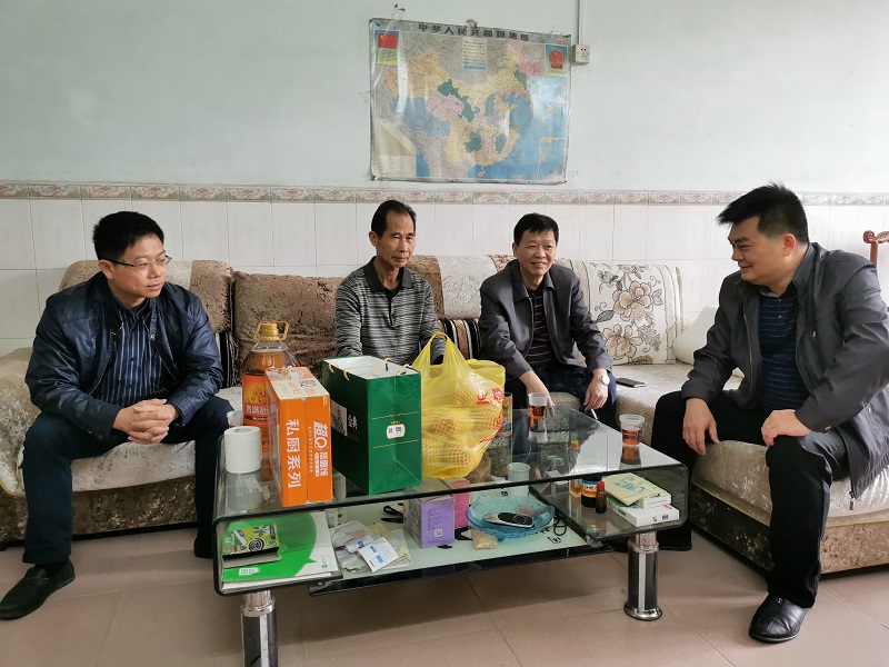 慰问扶贫家属2.jpg 慰问扶贫家属2.jpg