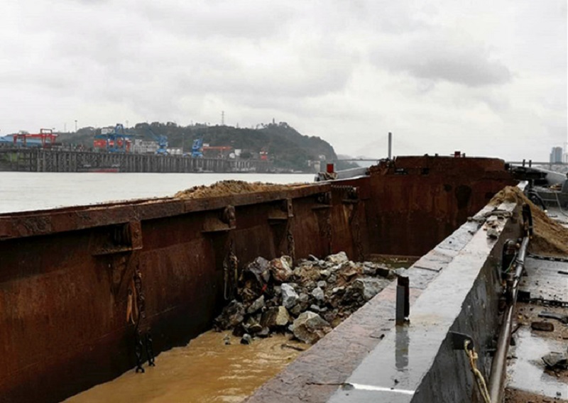 第1个点取样:花岗岩礁石.jpg 第1个点取样:花岗岩礁石.jpg