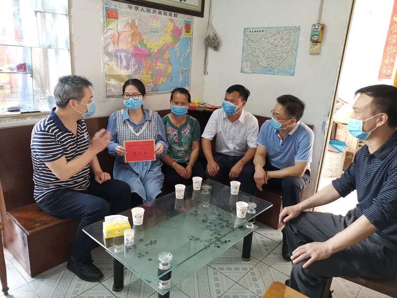 南宁航道走访慰问第一书记吴建平同志家属.jpg 南宁航道走访慰问第一书记吴建平同志家属.jpg