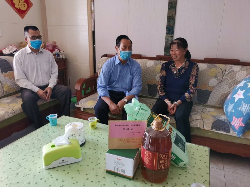 梧州航道走访慰问工作队长助理施劲松同志家属.jpg 梧州航道走访慰问工作队长助理施劲松同志家属.jpg