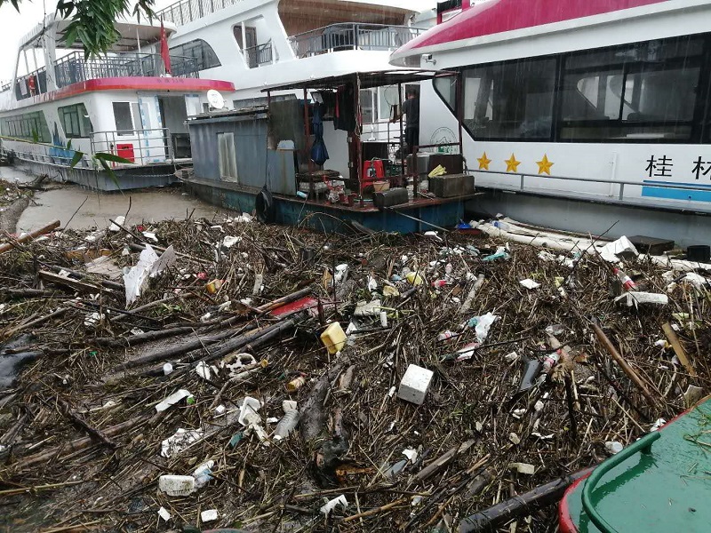 2020年第一场洪水引发大面积水体垃圾.jpg 2020年第一场洪水引发大面积水体垃圾.jpg