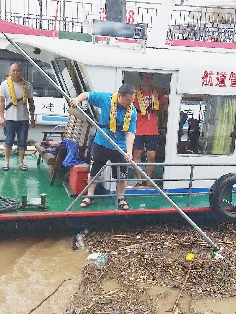领导干部现场清理船边水体垃圾.jpg 领导干部现场清理船边水体垃圾.jpg