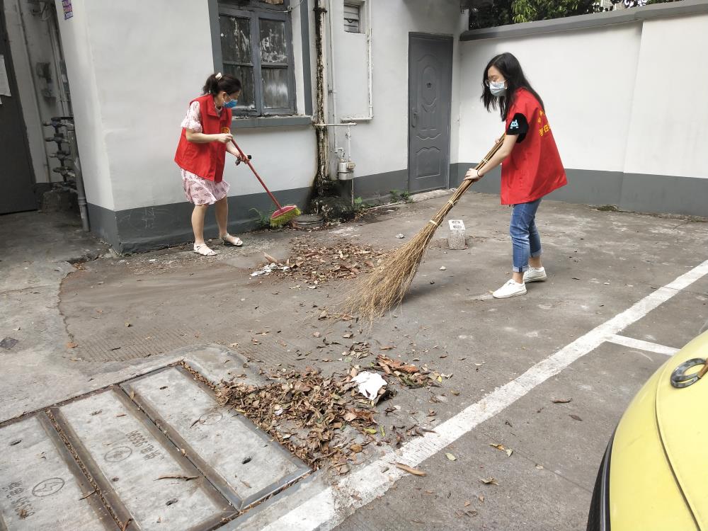 志愿者首先到社区附近庭院进行打扫.jpg