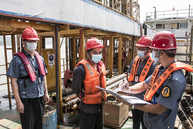 检查人员对施工钻孔船开展监管.jpg 检查人员对施工钻孔船开展监管.jpg