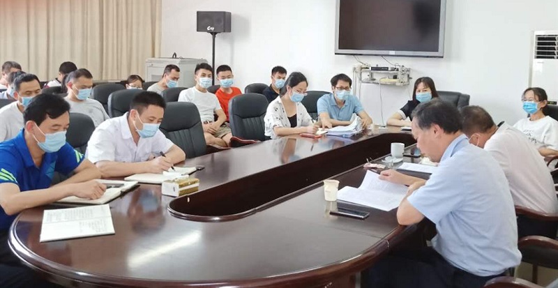 图为:防城港引航站职工在认真听取报告.jpg 图为:防城港引航站职工在认真听取报告.jpg