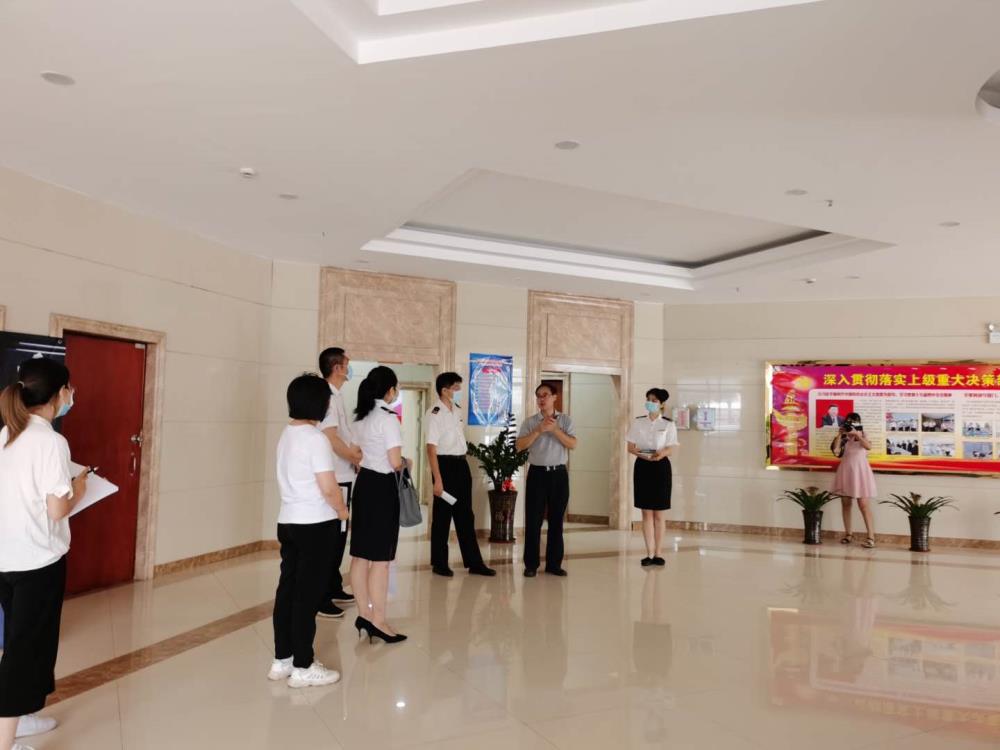 图为:防城港引航站一行人参观文化长廊.jpg 图为:防城港引航站一行人参观文化长廊.jpg