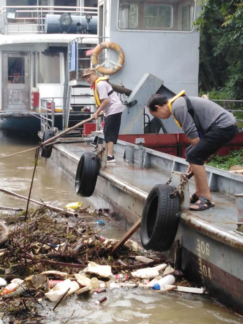 4.防汛值班人员清理缆绳缠挂物.jpg 4.防汛值班人员清理缆绳缠挂物.jpg