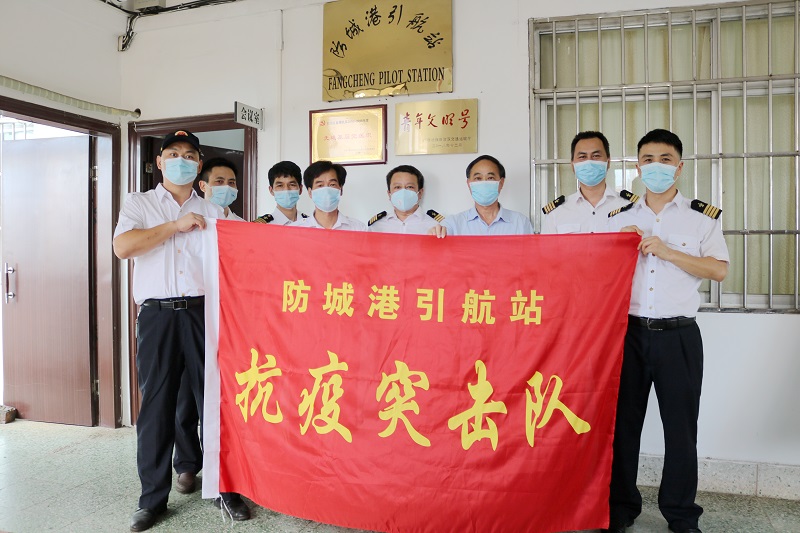 图为:李盛乐书记(右三)与第四批突击队队员合影.jpg 图为:李盛乐书记(右三)与第四批突击队队员合影.jpg