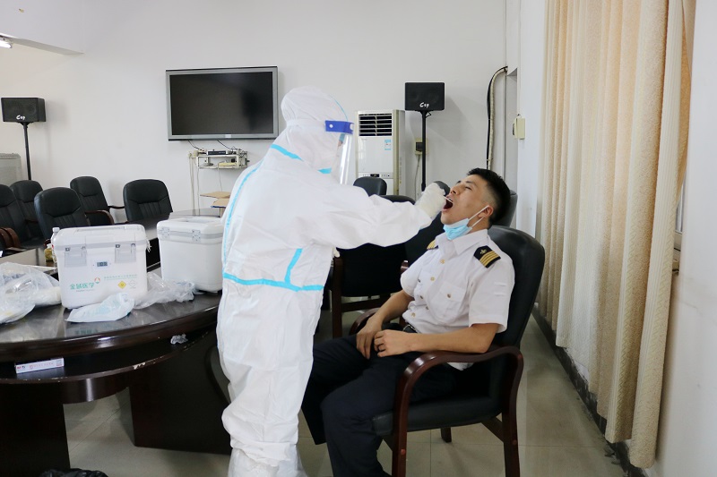 图为:医护人员对我站引航员进行检测取样.jpg 图为:医护人员对我站引航员进行检测取样.jpg