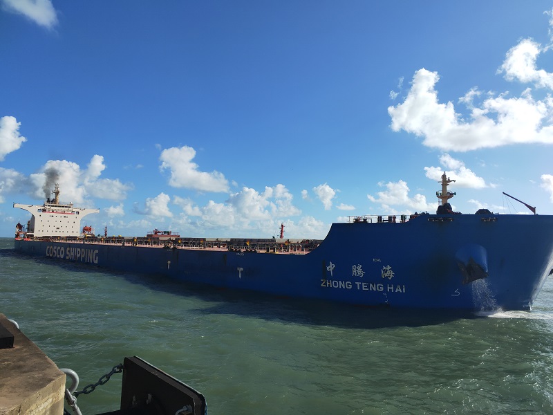 图为：防城港钢铁基地项目专用码头102号泊位首艘靠泊的超大型船“中腾?！甭?jpg