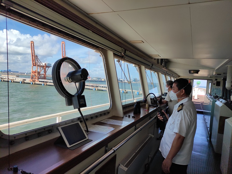 图为：我站高级引航员梁院新正在安全引航超大型船靠泊102号泊位.jpg