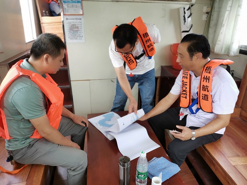 黎经文书记在乘船实地查航道情况.jpg 黎经文书记在乘船实地查航道情况.jpg
