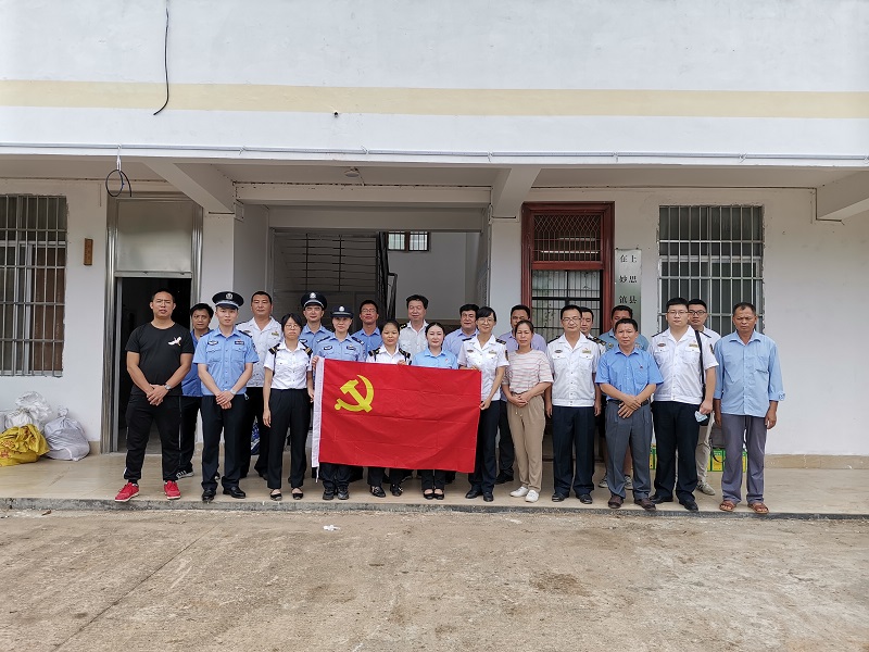 图为:支部共建扶贫走访慰问活动合影.jpg 图为:支部共建扶贫走访慰问活动合影.jpg