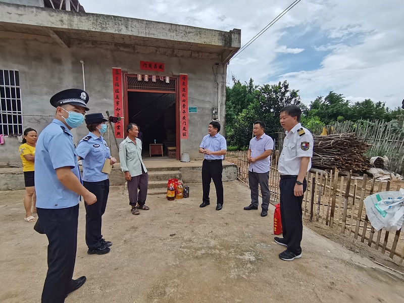 图为:帮扶组走访慰问贫困户.jpg 图为:帮扶组走访慰问贫困户.jpg