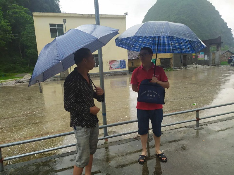 龙腾村第一书记谢优鸿在暴雨受灾现场了解灾情.jpg 龙腾村第一书记谢优鸿在暴雨受灾现场了解灾情.jpg