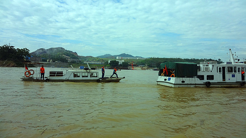 救援船向事故船舶放缆绳.jpg 救援船向事故船舶放缆绳.jpg