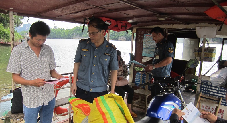 崇左市港航部门工作人员在渡口渡船发放宣传资料.jpg 崇左市港航部门工作人员在渡口渡船发放宣传资料.jpg