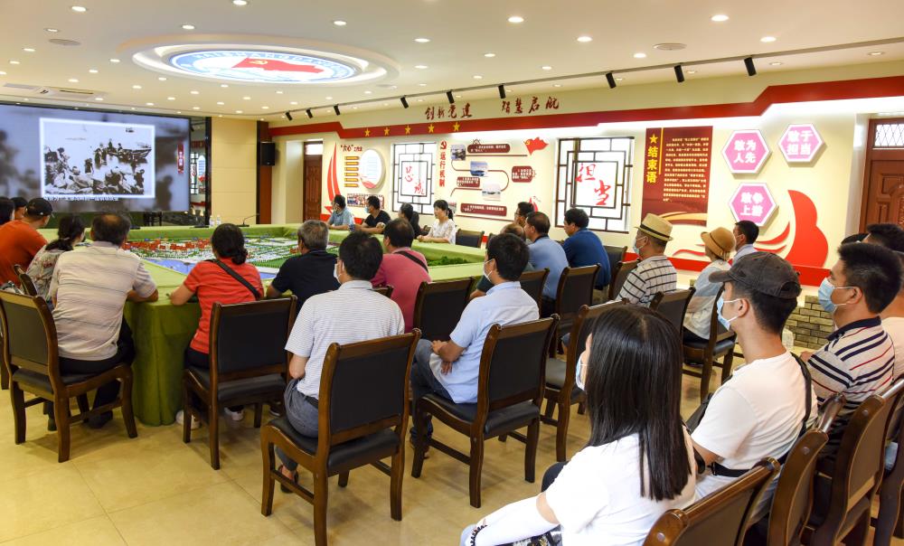 图为在地角女民兵连史馆观看纪录片.jpg 图为在地角女民兵连史馆观看纪录片.jpg