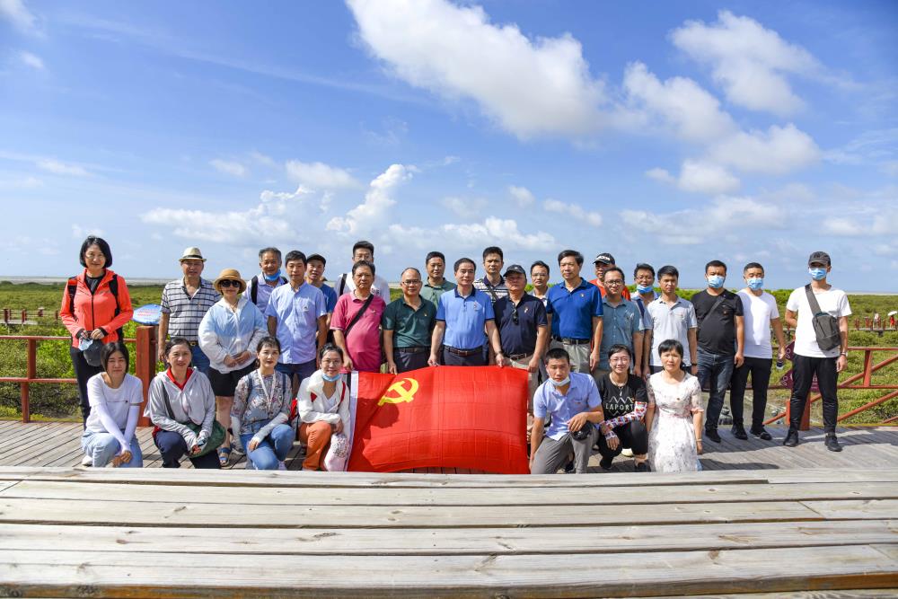 图为在金海湾红树林生态园区参观学习.jpg 图为在金海湾红树林生态园区参观学习.jpg