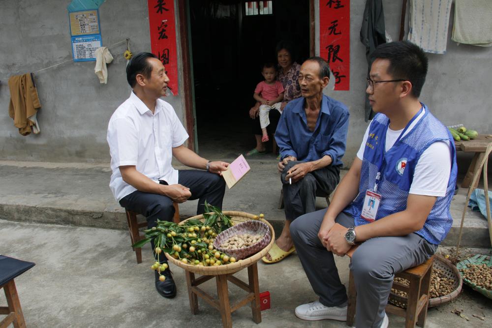 4、黎经文书记到藤县塘步镇南安村走访慰问贫困老党员2020.7.9.jpg