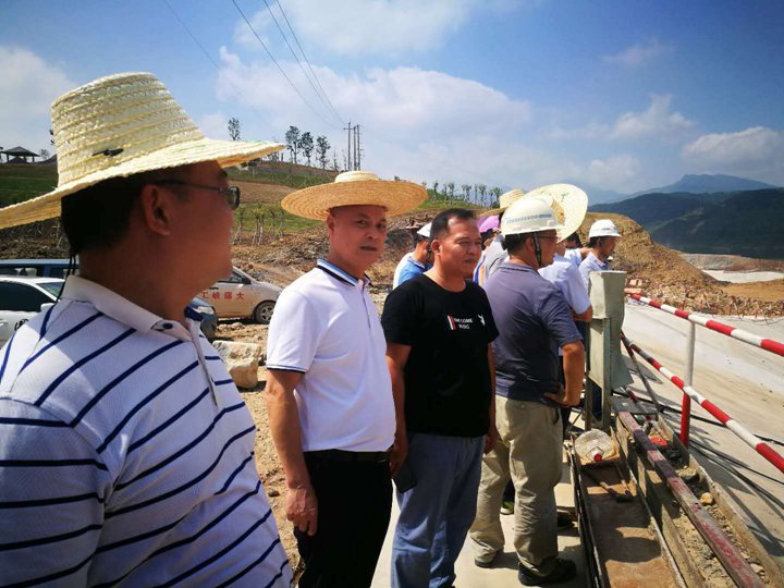 现场调研船闸运行情况.jpg 现场调研船闸运行情况.jpg