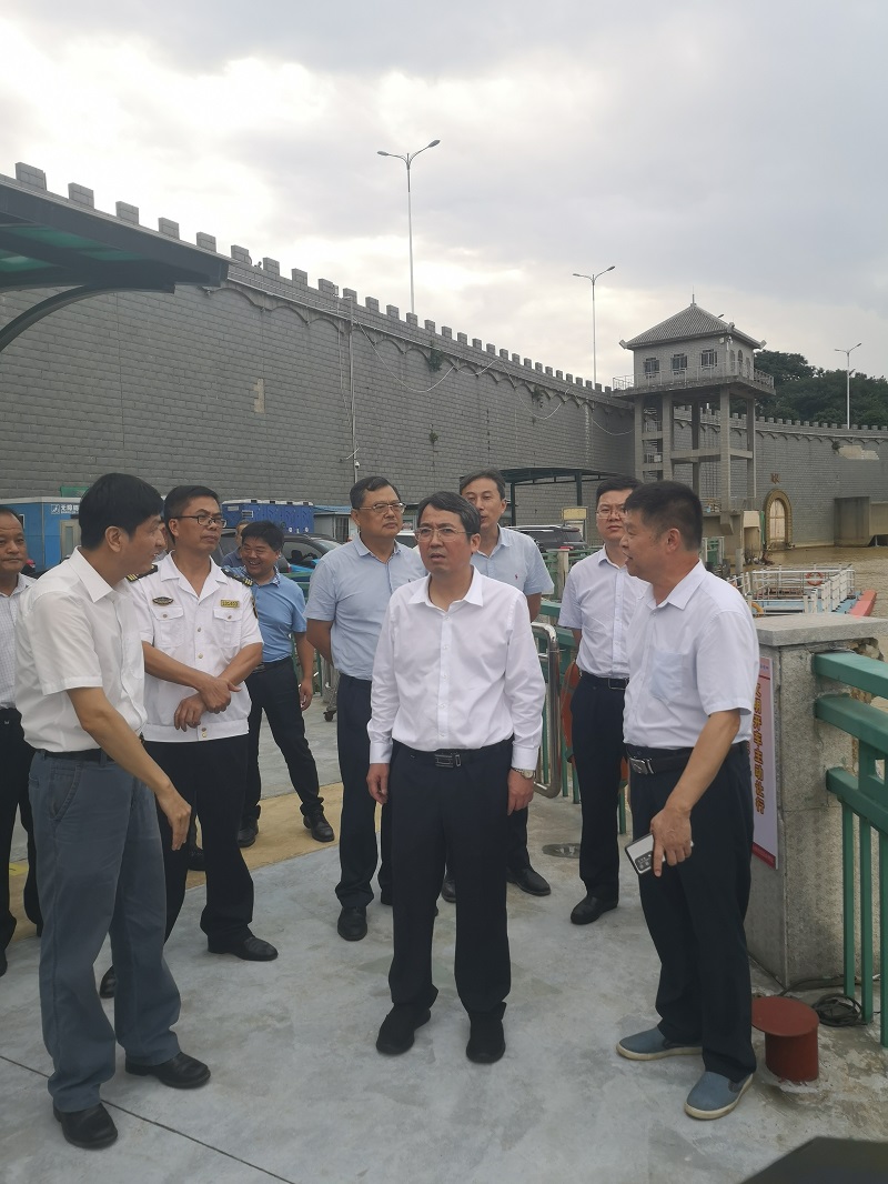 柳州市长吴炜一行到南车渡码头开展“两节”前安全生产及河长制巡河检查工作图片2.jpg