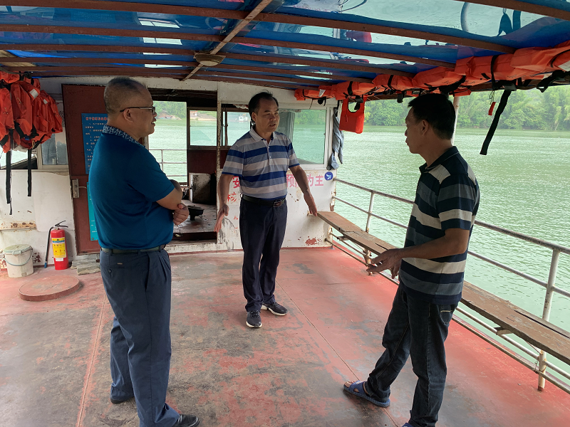 崇左市港航发展中心主任何月甫教育渡工要把群众安全放在第一位，并为渡工送上节日的祝福.png