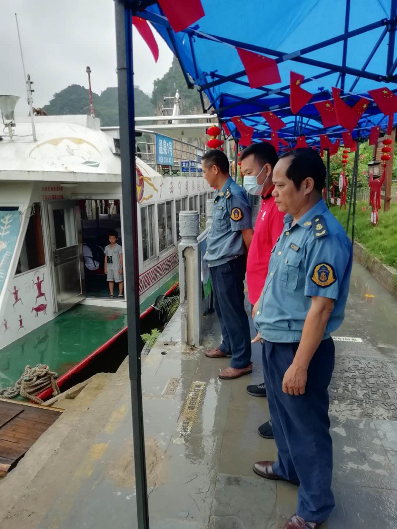 崇左市港航部门工作人员假日期间在一线维护秩序.png