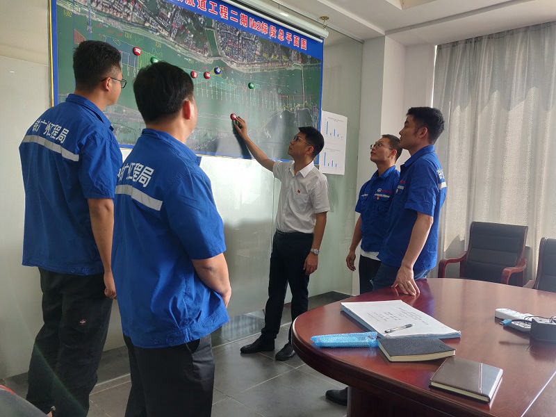 图1：二期2标管理团队研讨攻坚难点（二期2标提供）.jpg