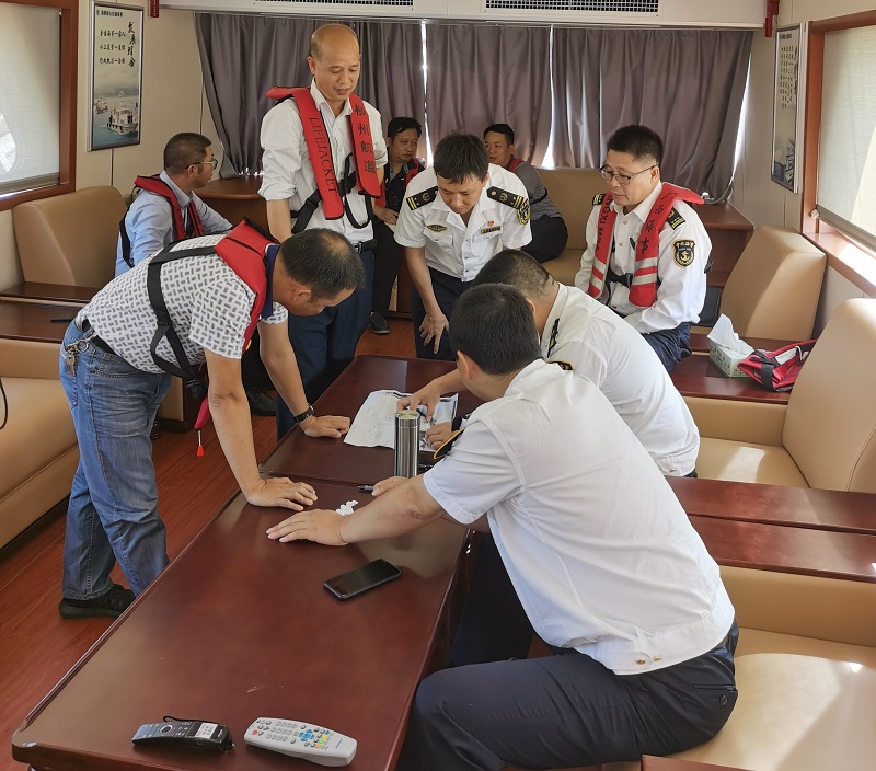 柳州航道养护中心与海事部门商讨海损事故处置措施.jpg
