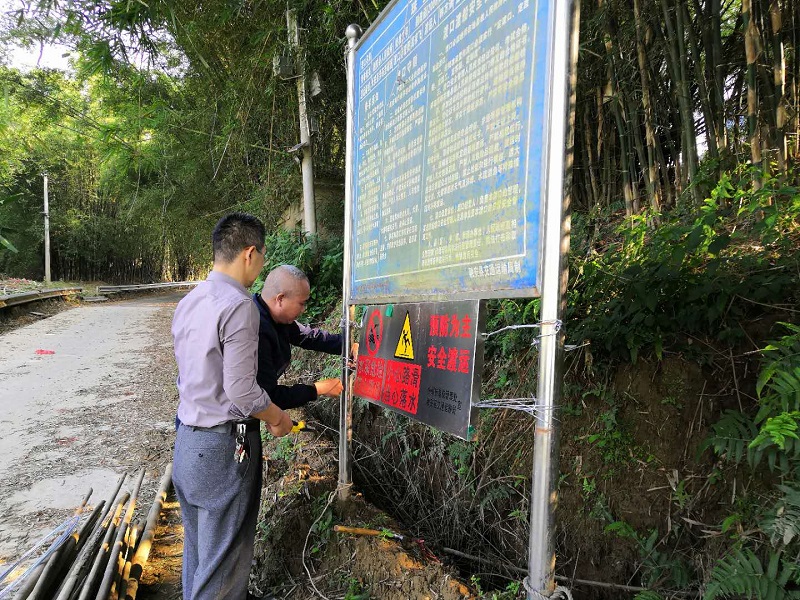 图为工作人员重新安装因灾损坏的警示牌.jpg