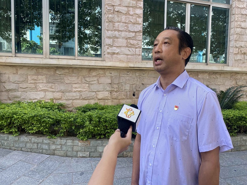 党委书记黎经文正在接收梧州电视台采访.jpg 党委书记黎经文正在接收梧州电视台采访.jpg