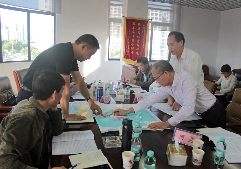 胡华平(左二)与分局领导班子就提出的问题研究和讨论.png 胡华平(左二)与分局领导班子就提出的问题研究和讨论.png