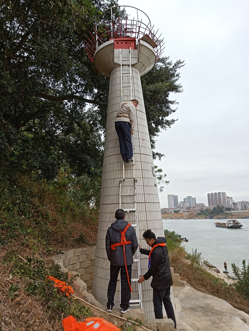 航标员爬上示位标开展航标维护保养工作.jpg 航标员爬上示位标开展航标维护保养工作.jpg