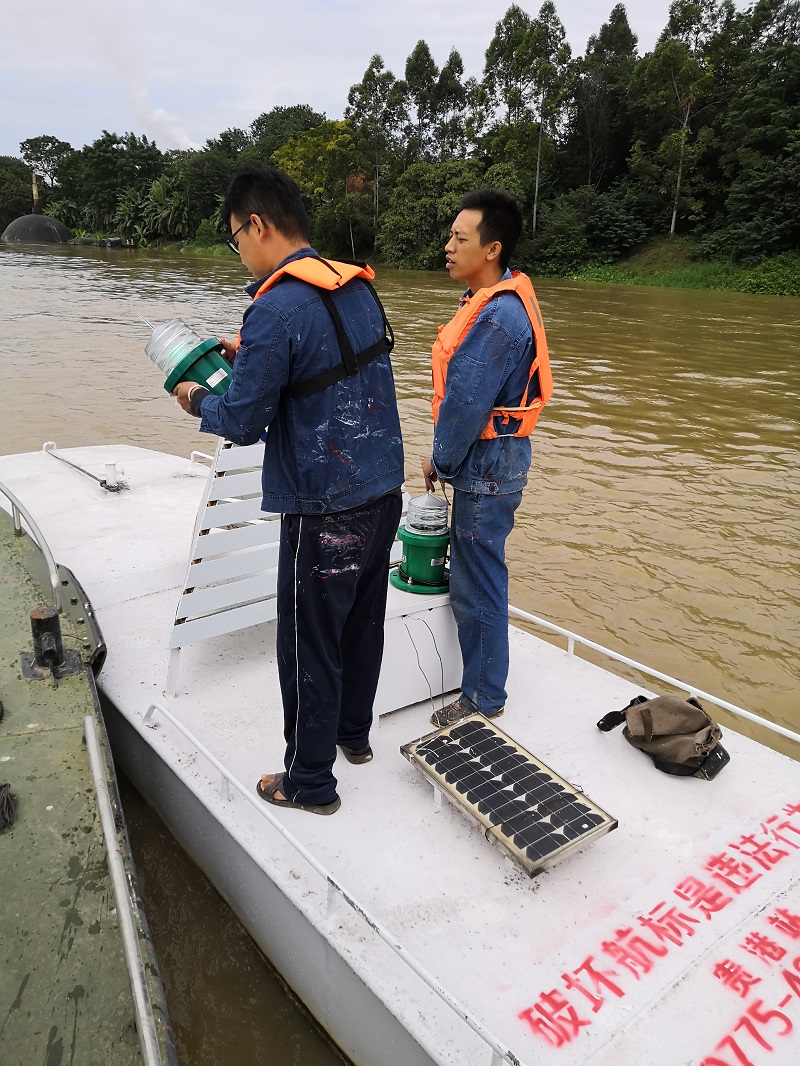 18日上午航标员检查被损坏灯器.jpg 18日上午航标员检查被损坏灯器.jpg