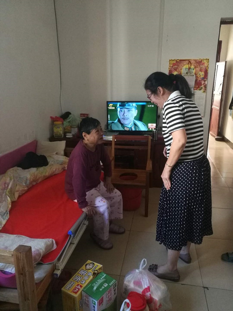 慰问组探望长病退休职工1.jpg 慰问组探望长病退休职工1.jpg