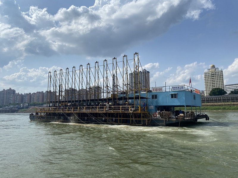 钻爆船在洗马滩爆破作业.jpg 钻爆船在洗马滩爆破作业.jpg