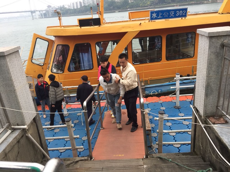 柳州市顺达水上公交船员成功援救一名坠桥落水男子.jpg