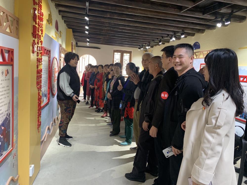 在教育基地展馆中，党员们细细聆听古今家风家训故事.jpg