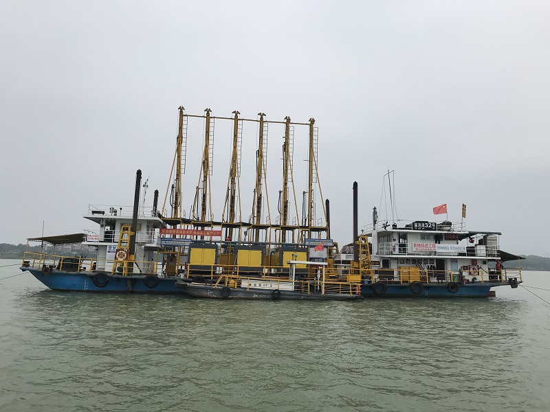 图2:炸礁船在盐蛇滩钻爆作业.jpg 图2:炸礁船在盐蛇滩钻爆作业.jpg