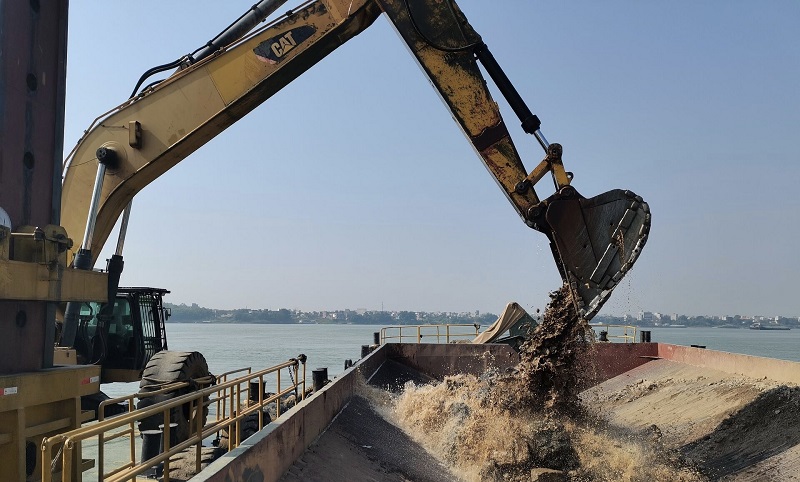 图3:挖泥船在盐蛇滩疏浚作业.jpg 图3:挖泥船在盐蛇滩疏浚作业.jpg