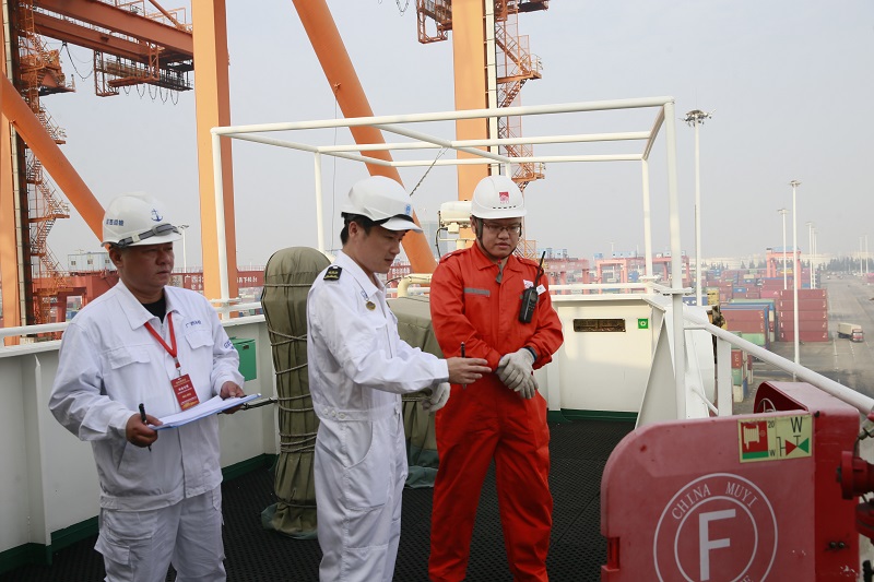 北海船检中心副主任谢继良(左一)在甲板现场进行裁判.jpg 北海船检中心副主任谢继良(左一)在甲板现场进行裁判.jpg