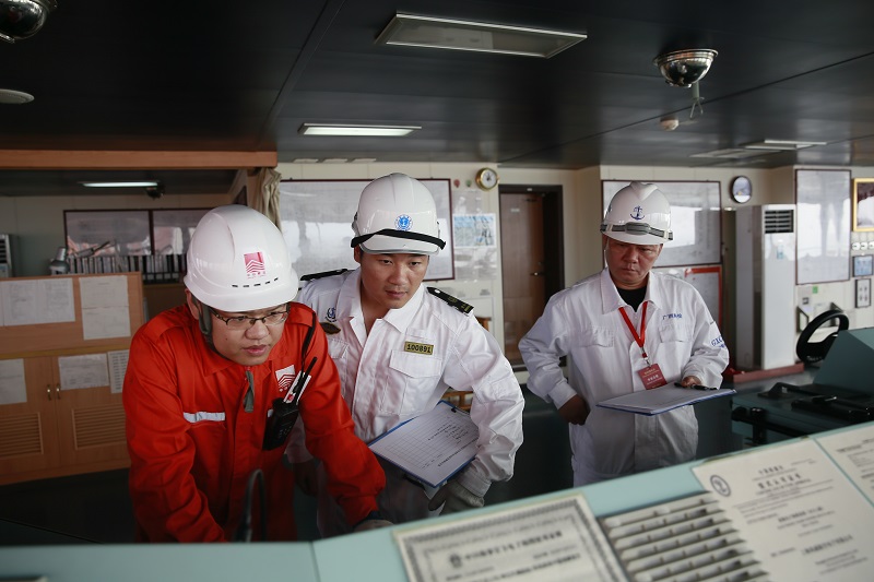 北海船检中心副主任谢继良(右一)在驾驶室现场进行裁判.jpg 北海船检中心副主任谢继良(右一)在驾驶室现场进行裁判.jpg