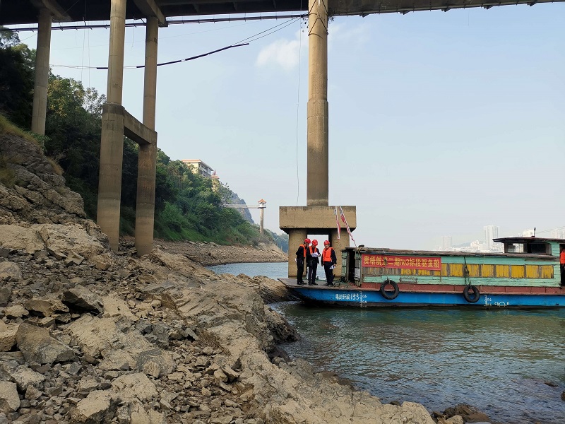 技术人员踏勘施工现场.jpg 技术人员踏勘施工现场.jpg