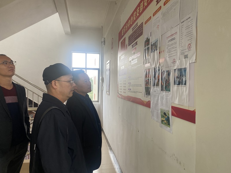 参观昭平分中心党支部党建工作展板.JPG