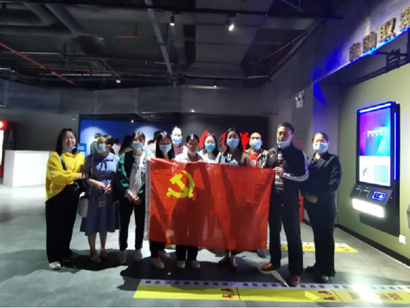 图片:观看《大会师》集体合影.png 图片:观看《大会师》集体合影.png