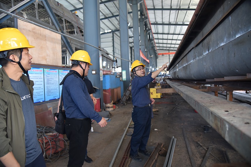 自治区船舶检验中心黄灵勇副处长现场查看新建船舶建造情况.JPG