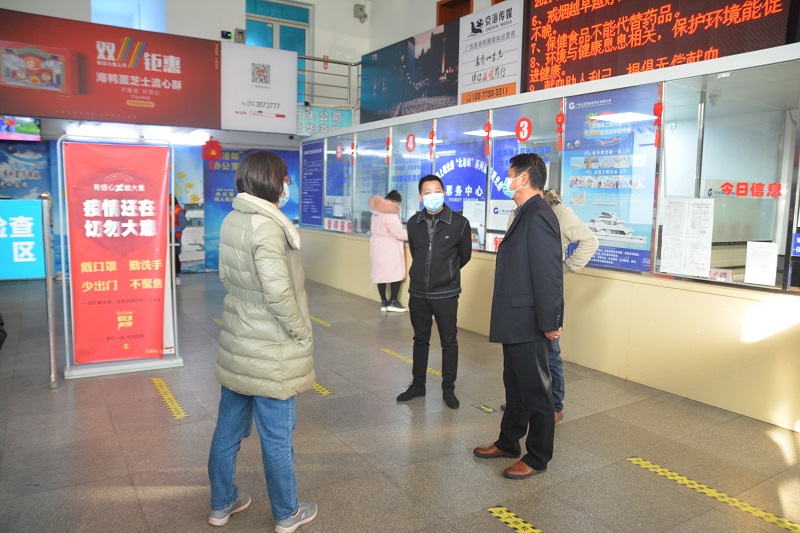 检查组检查海角客运站落实情况.jpg